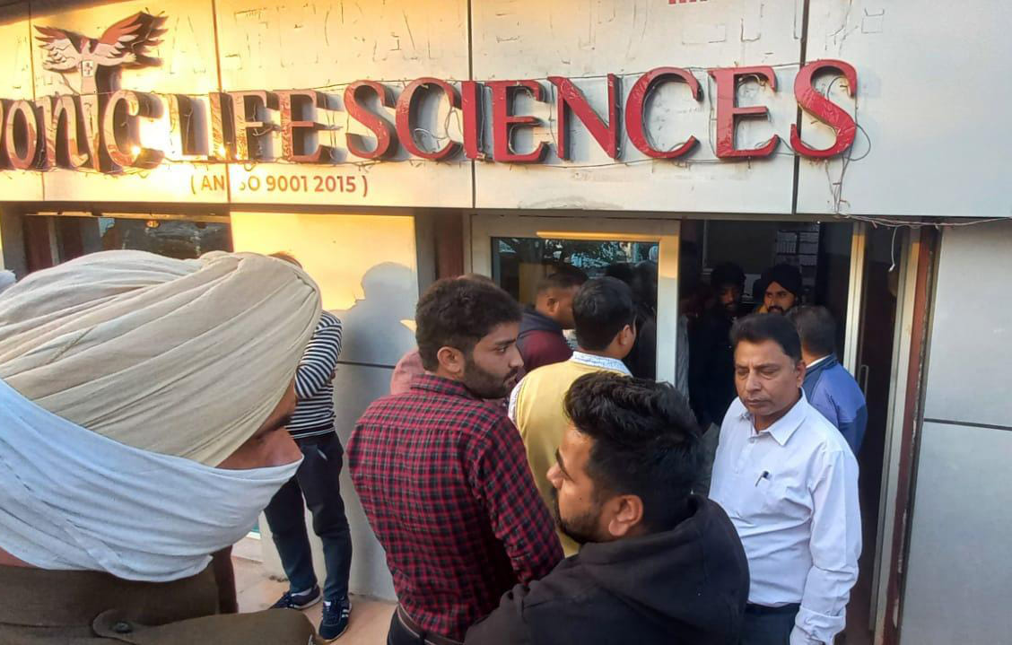 अंबाला छावनी के कुलदीप नगर में गोदाम को सील करने पहुंचे नगर परषिद सचिव राजेश।