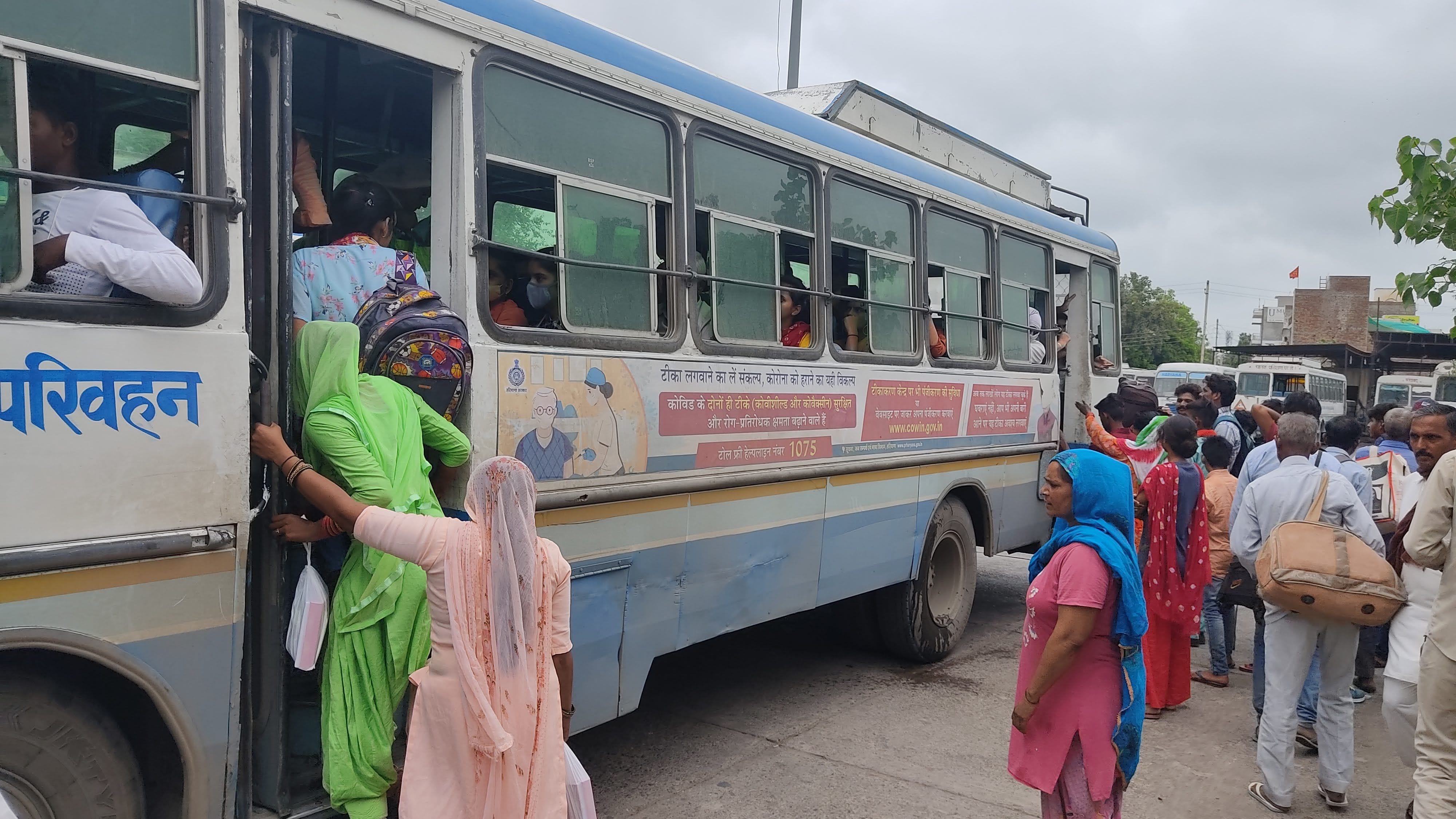 बस स्टैंड परिसर में रोडवेज बस में सवार होते यात्री। बस स्टैंड परिसर में रोडवेज बस में सवार होते यात्री।