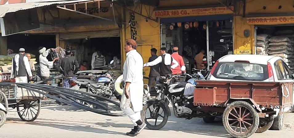 बेहट में हाइवे किनारे पेंट व ज्वलनशील पदार्थों की दुकानों पर खड़े लोग