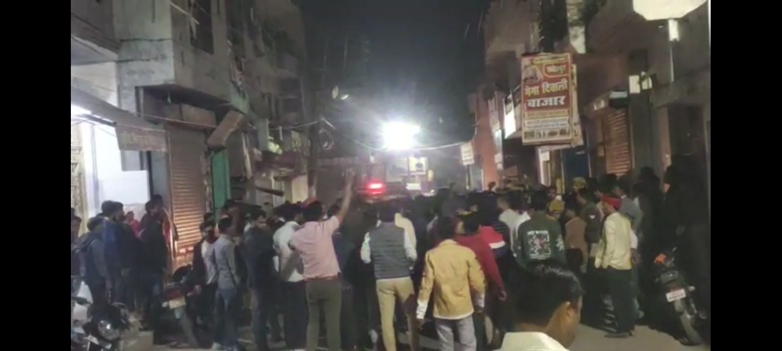 चेयरमैन प्रतिनिधि के घर पर दबिश देने जा रही पुलिस की जीप को घेरकर खड़े पनी मोहल्ले के लोग। संवाद चेयरमैन प्रतिनिधि के घर पर दबिश देने जा रही पुलिस की जीप को घेरकर खड़े पनी मोहल्ले के लोग। संवाद