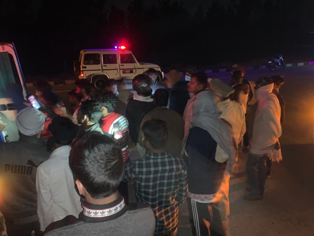 हादसे के बाद मौके पर लगी भीड़ हादसे के बाद मौके पर लगी भीड़