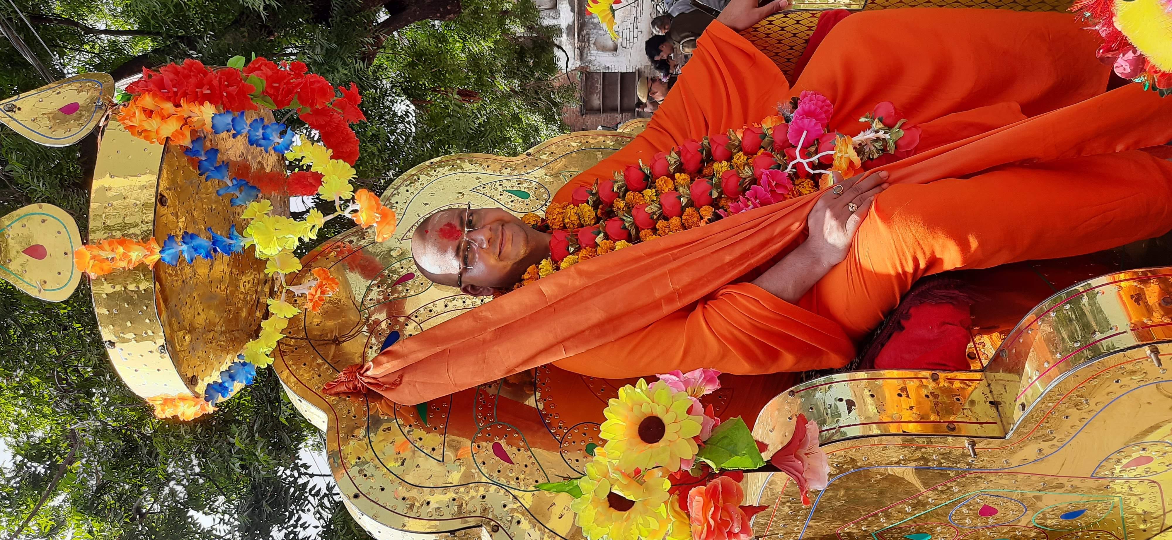 रथ पर बैठे प्रयाग पीठाधीश्वर जगतगुरू शंकराचार्य ओमकारानंद सरस्वती महाराज रथ पर बैठे प्रयाग पीठाधीश्वर जगतगुरू शंकराचार्य ओमकारानंद सरस्वती महाराज