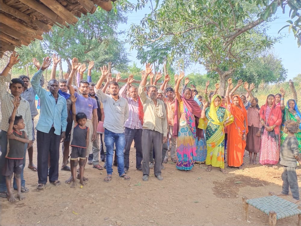 म्योरपुर ब्लॉक के मकरा गांव में मलेरिया से मौत के विरोध में प्रदर्शन करते ग्रामीण। म्योरपुर ब्लॉक के मकरा गांव में मलेरिया से मौत के विरोध में प्रदर्शन करते ग्रामीण।