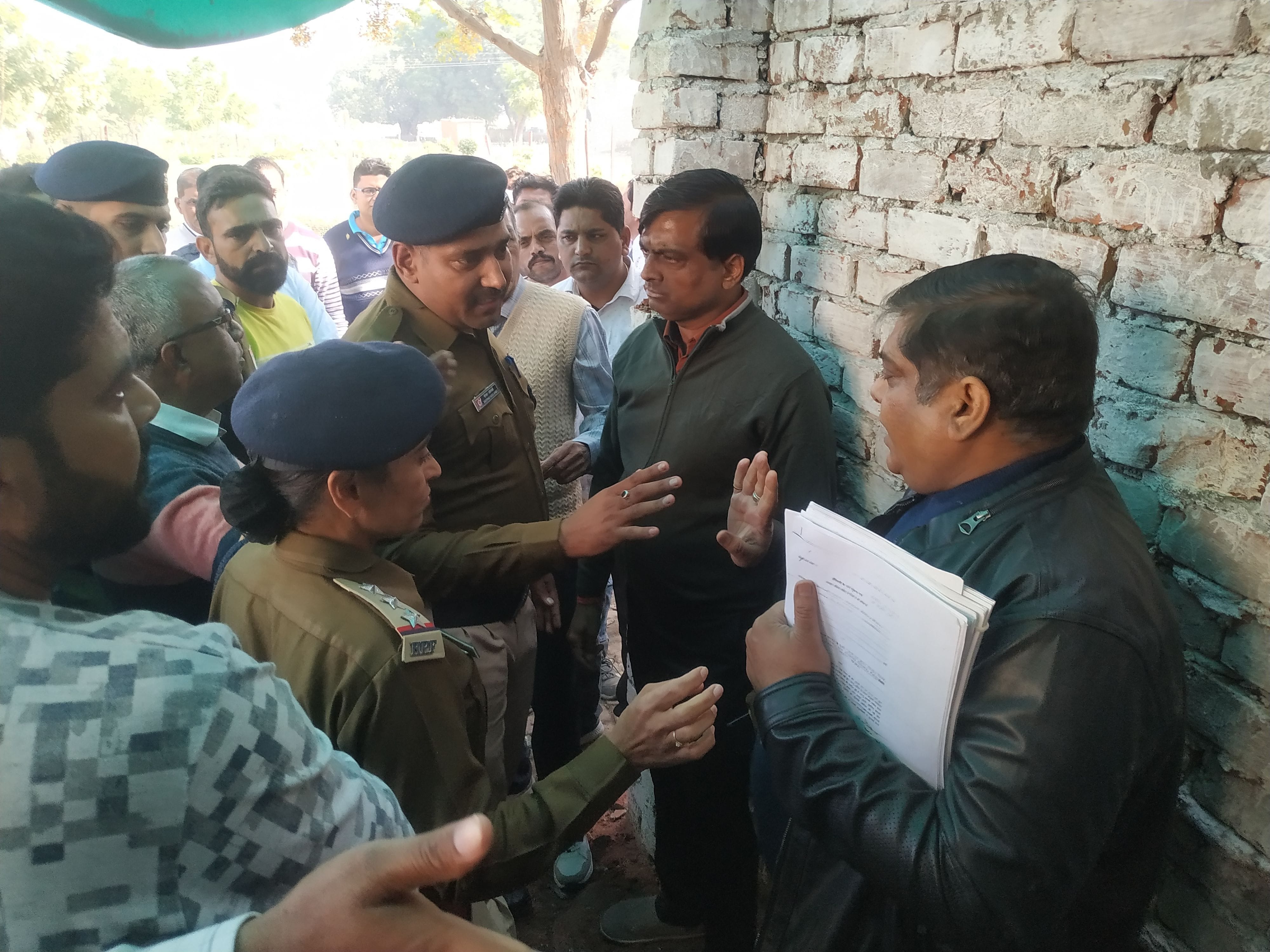 नवनिर्मित दुकान को तोड़ने से रोकते हुए लॉयंस क्लब के सदस्य।