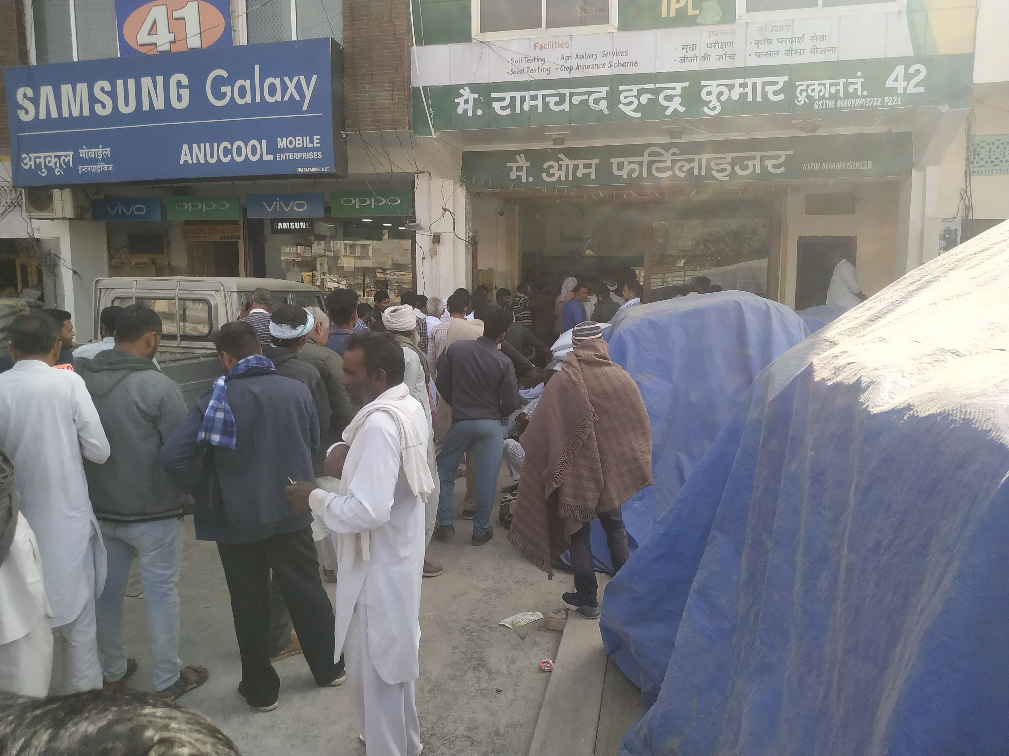 डीएपी लेने के लिए लाइन में लगे किसान। डीएपी लेने के लिए लाइन में लगे किसान।