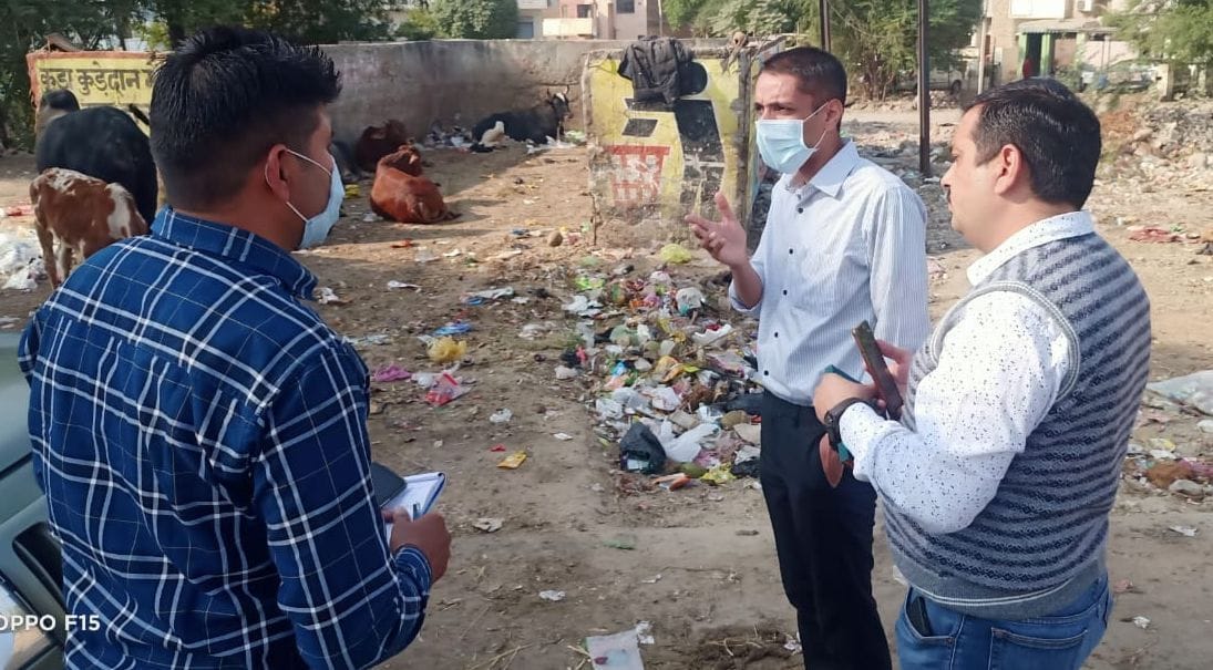 शहर में सफाई व्यवस्था का निरीक्षण करते उपायुक्त अनीश यादव ।
