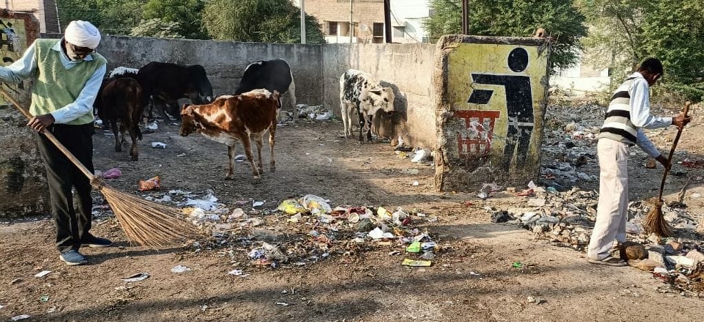 सफाई करते नगर परिषद कर्मचारी। सफाई करते नगर परिषद कर्मचारी।