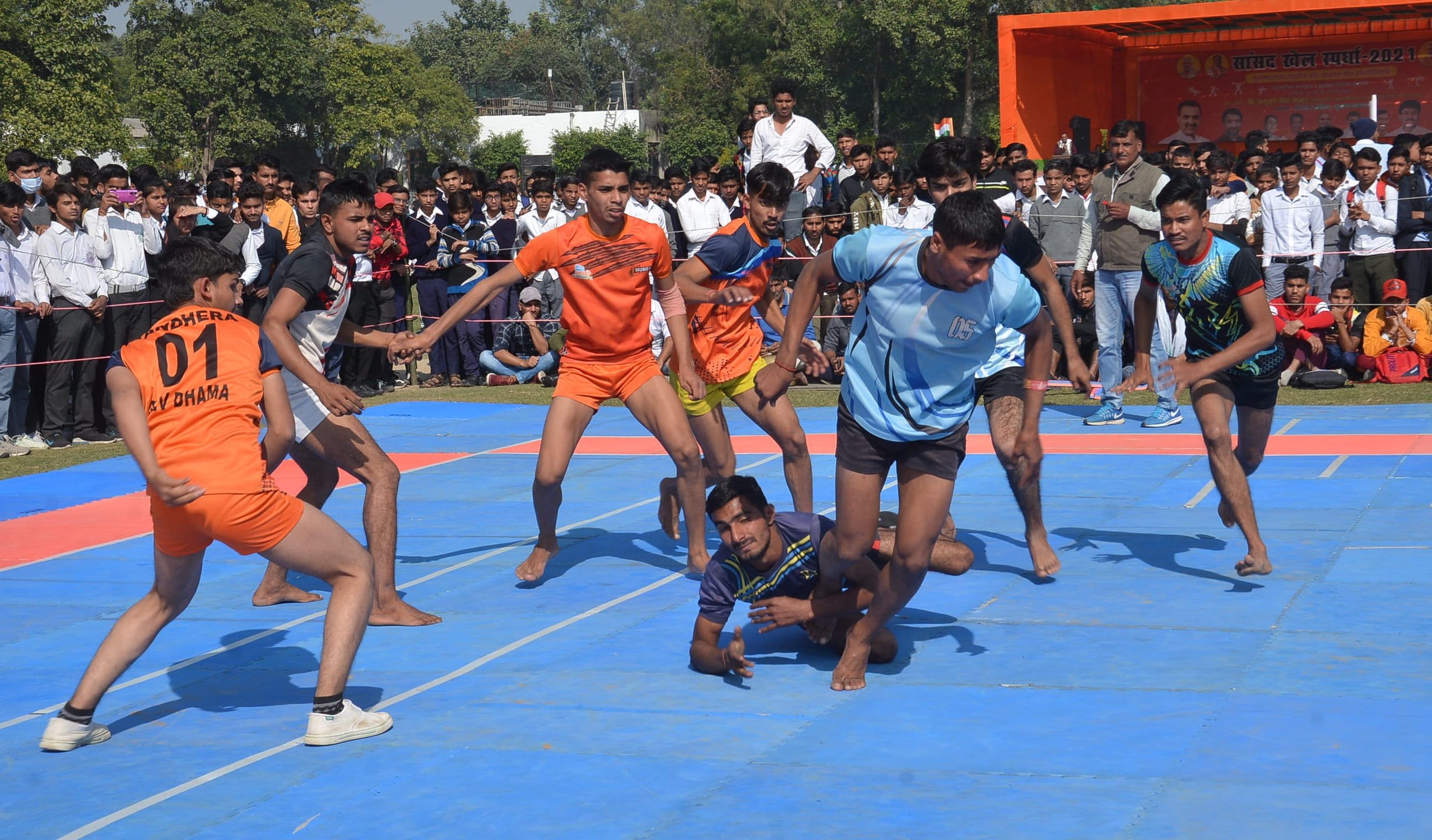 मुजफ्फरनगर : श्रीराम कॉलेज में आयोजित सांसद खेल स्पर्धा के कबड्डी प्रतियोगिता में प्रतिभाग करते