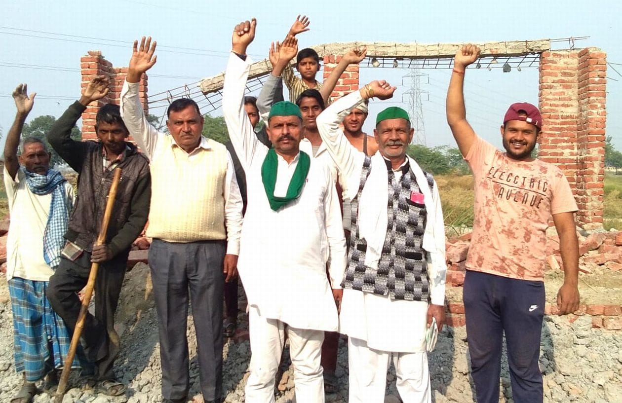 घटिया निर्माण सामग्री लगाने पर आक्रोशित ग्रामीणों ने किया प्रदर्शन संवाद घटिया निर्माण सामग्री लगाने पर आक्रोशित ग्रामीणों ने किया प्रदर्शन संवाद