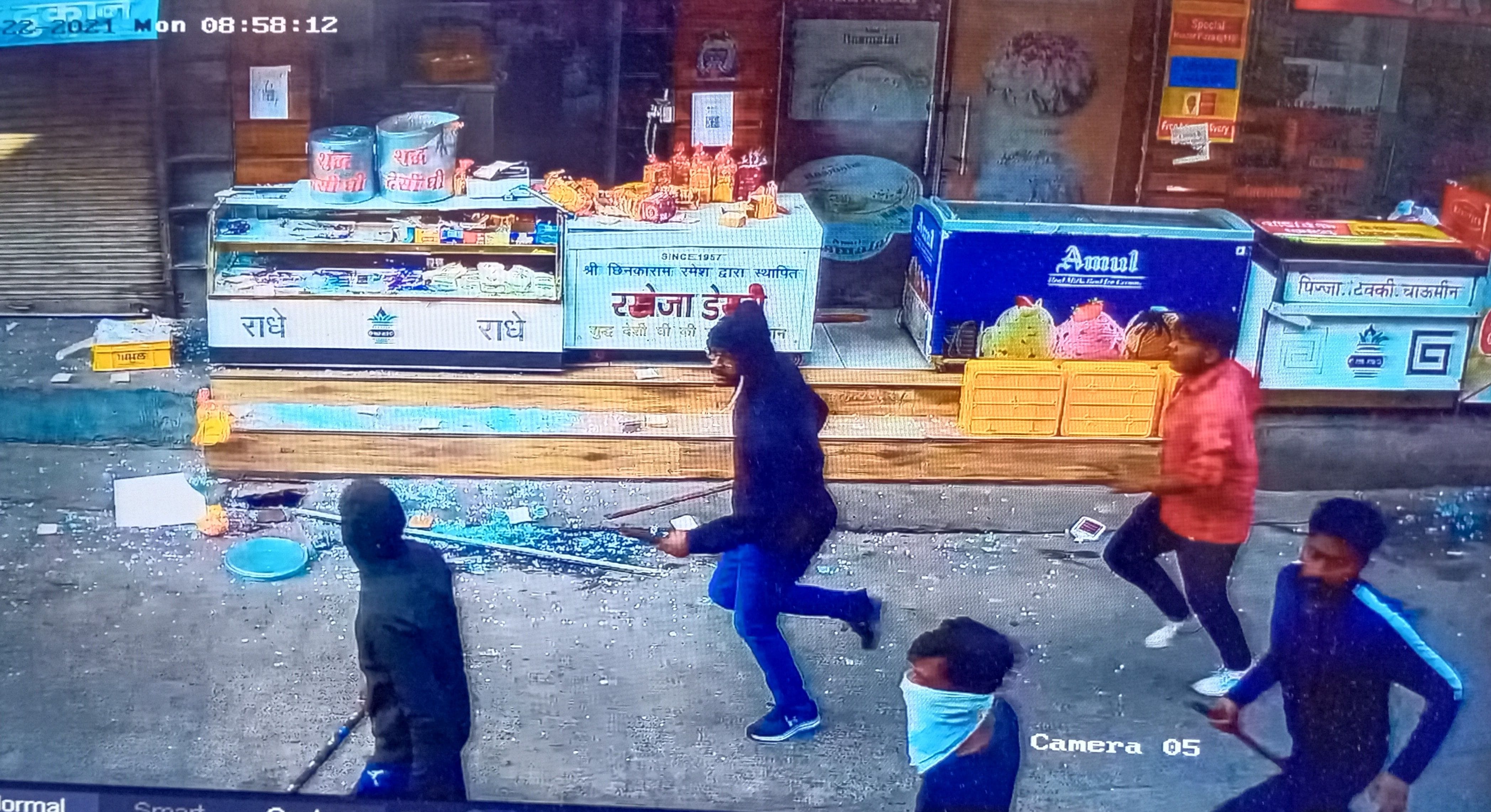 जालान अस्पताल के पास रखेजा मिष्ठान भंडार पर हुई मारपीट के दौरान सीसीटीवी में कैद हुए हमलावर। जालान अस्पताल के पास रखेजा मिष्ठान भंडार पर हुई मारपीट के दौरान सीसीटीवी में कैद हुए हमलावर।