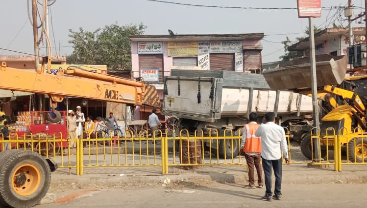 तलहेड़ी बुजुर्ग में दुकान में फंसे ट्रक को बाहर निकालती क्रेन तलहेड़ी बुजुर्ग में दुकान में फंसे ट्रक को बाहर निकालती क्रेन