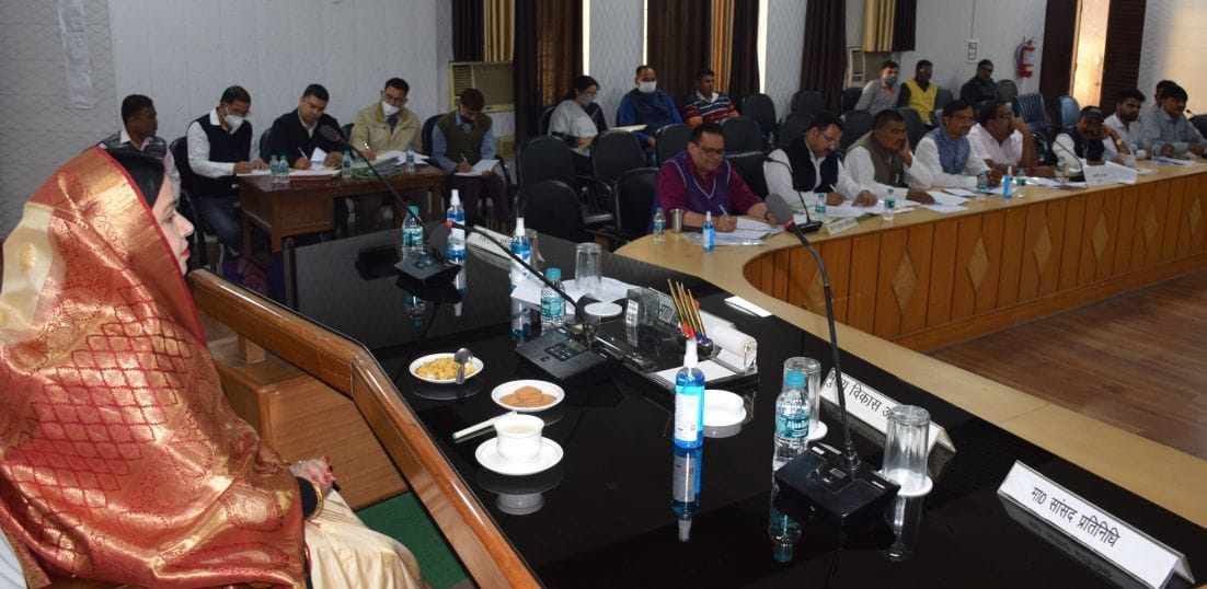 जिला पंचायत सभागार में बैठक लेतीं जिला पंचायत अध्यक्ष रेनू गंगवार। जिला पंचायत सभागार में बैठक लेतीं जिला पंचायत अध्यक्ष रेनू गंगवार।