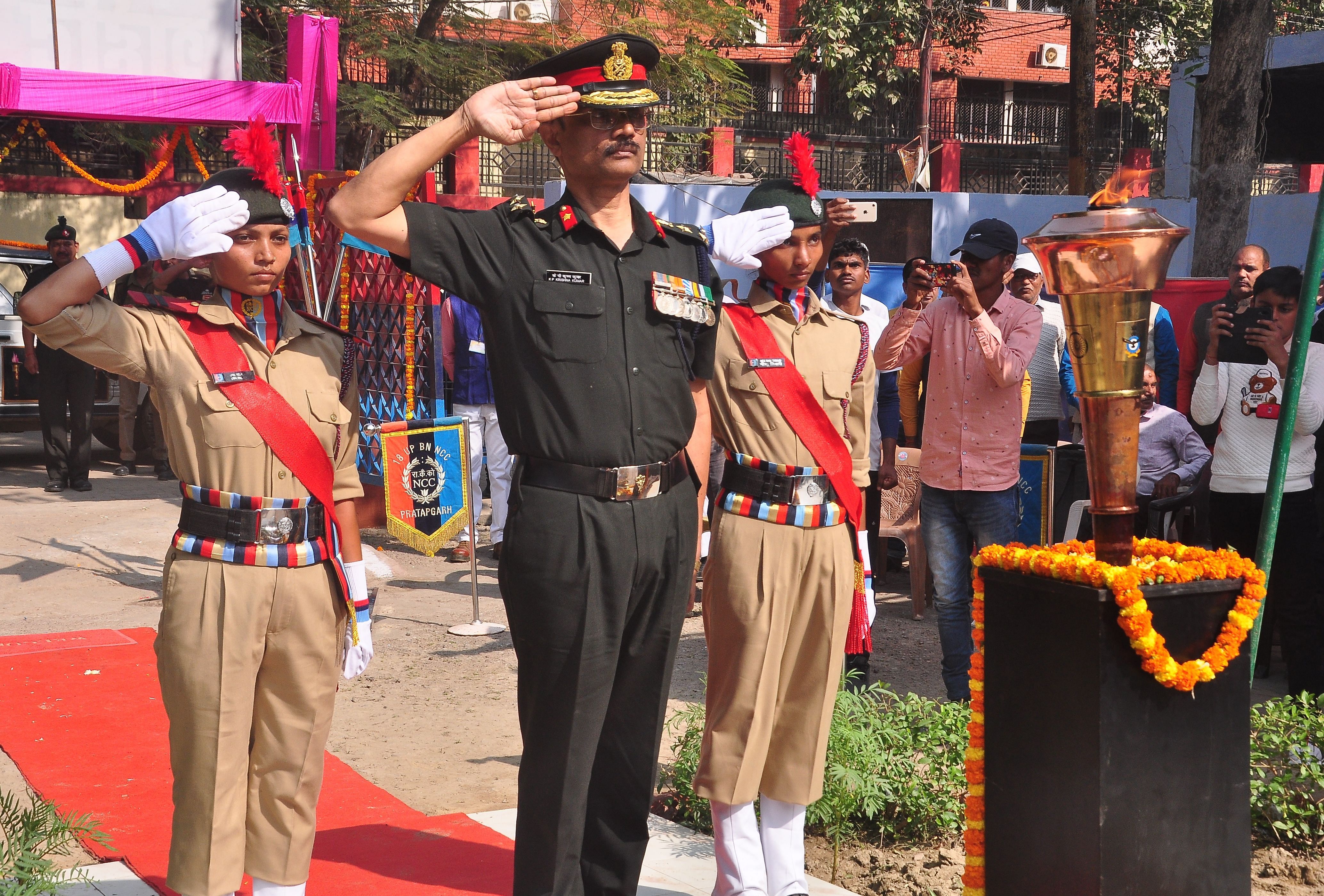 Brigadir KP Kushna memberi hormat kepada Vijay Mashal di kantor Dewan Kesejahteraan Sainik. Dialog Brigadir KP Kushna memberi hormat kepada Vijay Mashal di kantor Dewan Kesejahteraan Sainik. Dialog