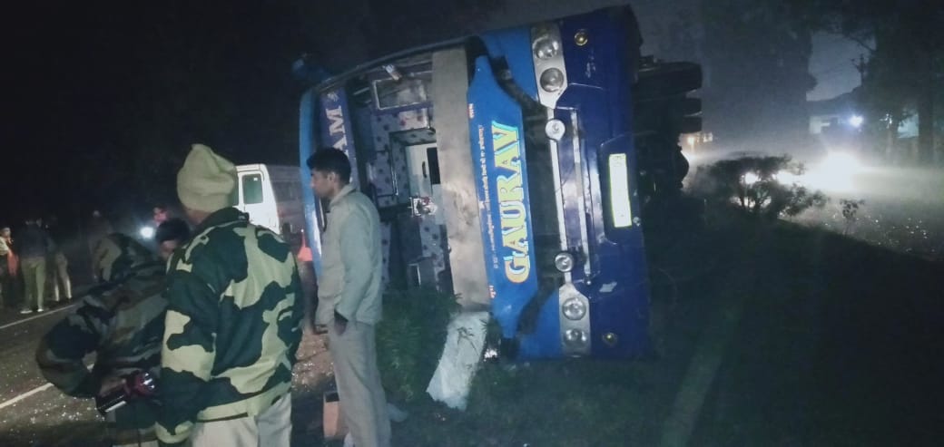 मंसूरपुर में पलटी बस मंसूरपुर में पलटी बस