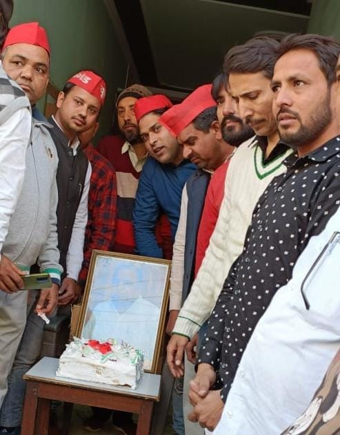 खतौली नईआबादी में मुलायम सिंह का जन्मदिन बनाते हुए सपा कार्यकर्ता। खतौली नईआबादी में मुलायम सिंह का जन्मदिन बनाते हुए सपा कार्यकर्ता।