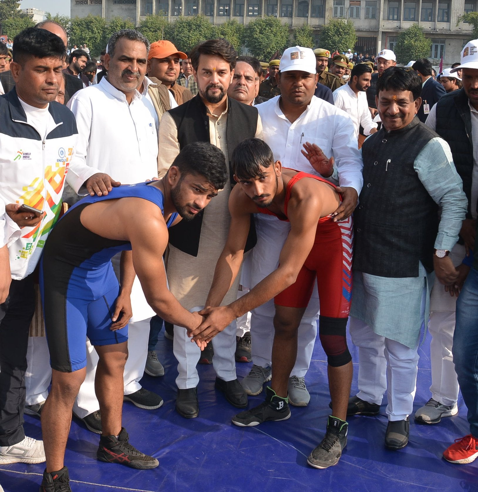 कुश्ती प्रतियोगिता में पहलवानो का परिचय कराते खेल मंत्री व सांसद ।