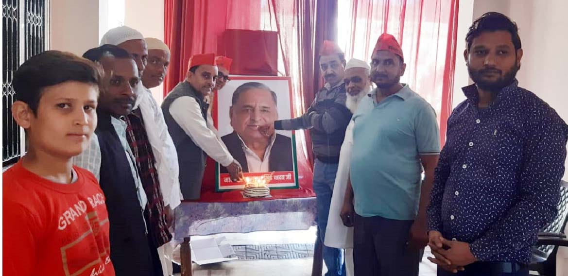 मीरापुर में मुलायम सिंह यादव का जन्मदिन मनाते सपा कार्यकर्ता। मीरापुर में मुलायम सिंह यादव का जन्मदिन मनाते सपा कार्यकर्ता।