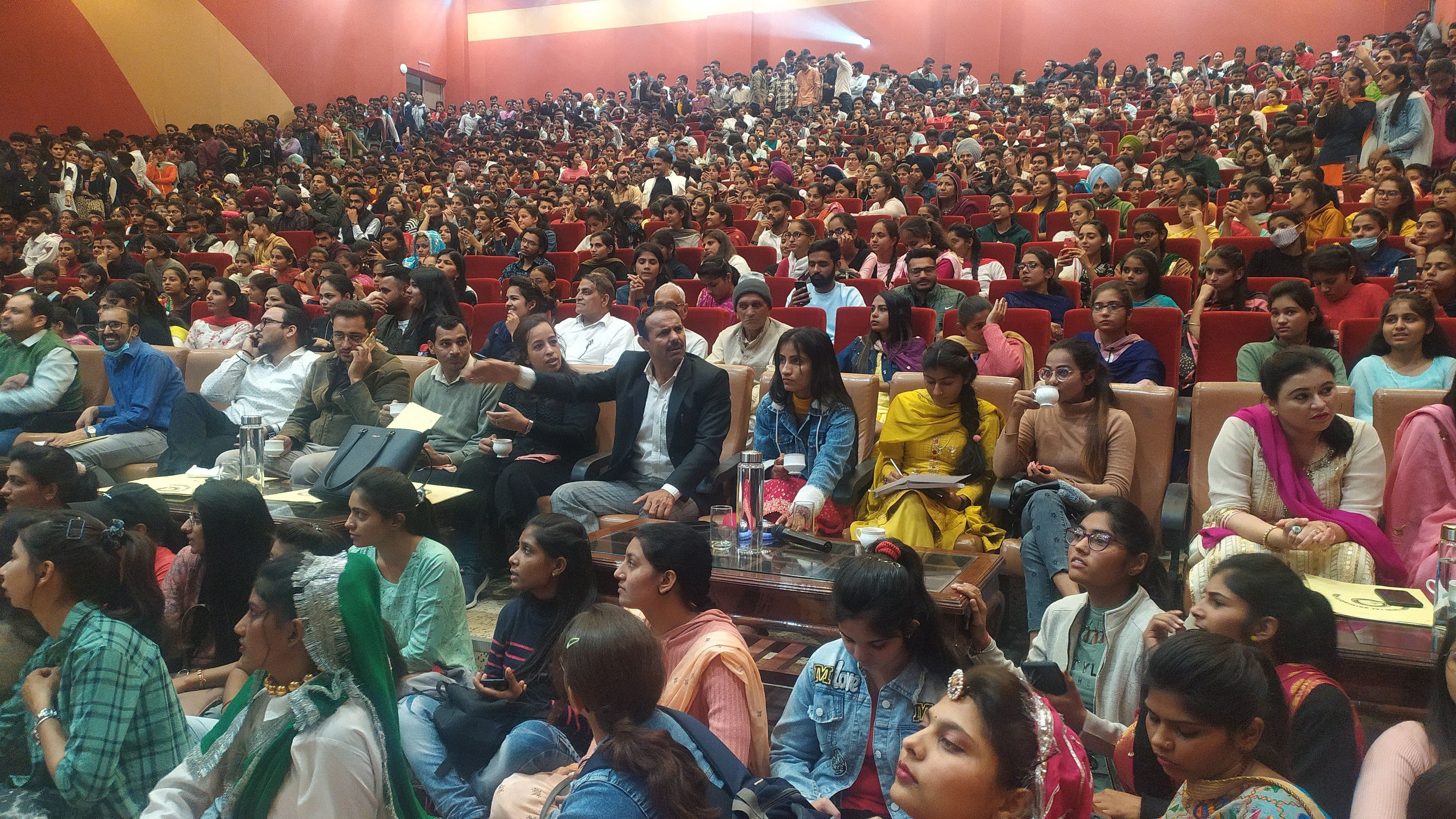 प्रतिभा खोज प्रतियोगिता देखने पहुंचे विश्वविद्यालय के विद्यार्थी। प्रतिभा खोज प्रतियोगिता देखने पहुंचे विश्वविद्यालय के विद्यार्थी।