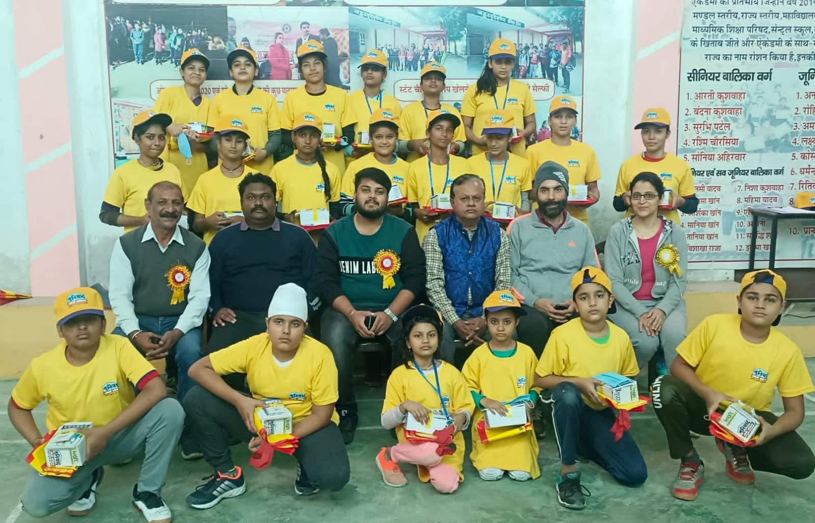 महारानी लक्ष्मीबाई बैडमिंटन प्रतियोगिता में पुरस्कृत विजेता व उप विजेता साथ में अतिथि महारानी लक्ष्मीबाई बैडमिंटन प्रतियोगिता में पुरस्कृत विजेता व उप विजेता साथ में अतिथि