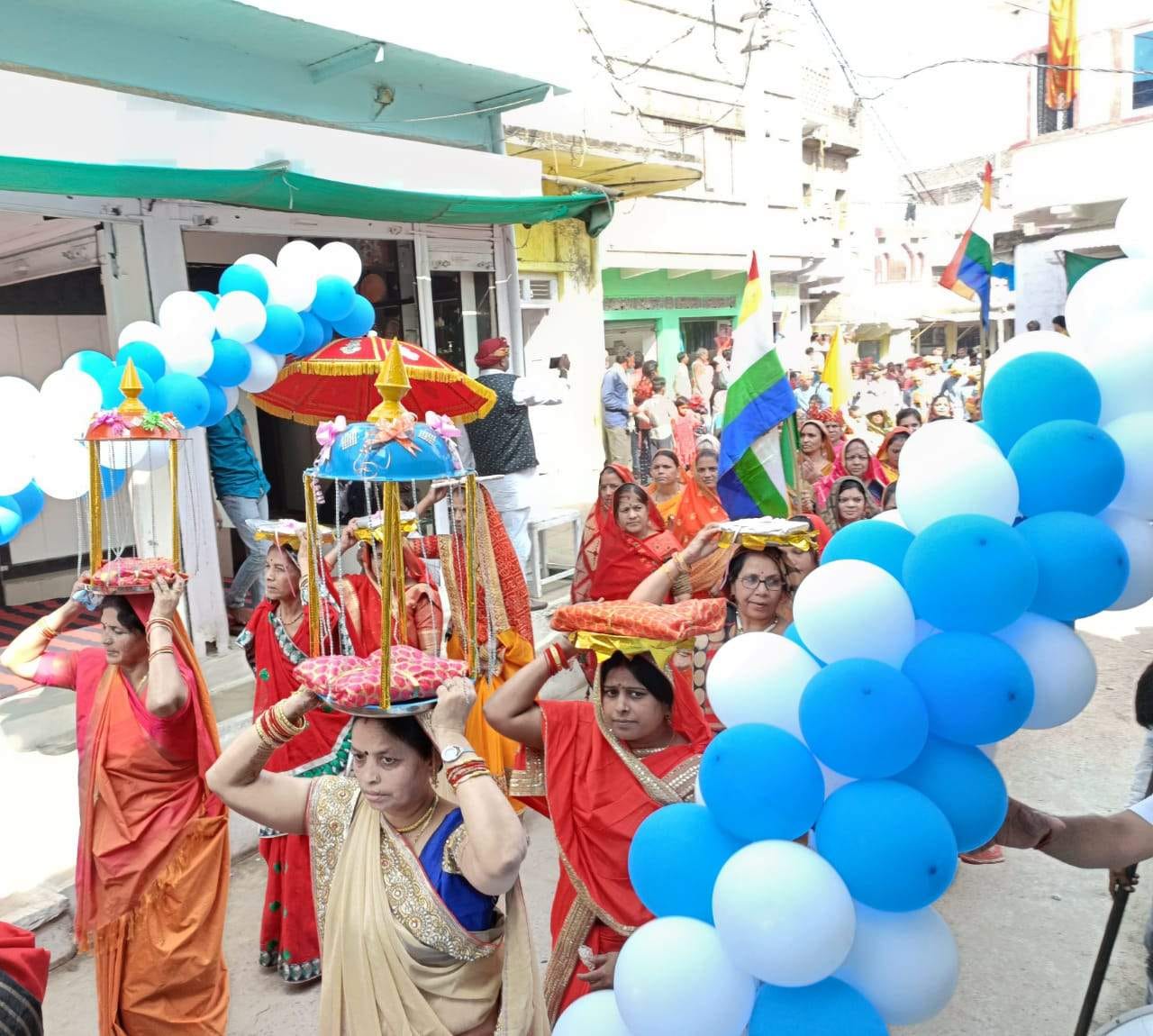 भव्य शोभायात्रा में पिच्छीका लिए महिलाएं भव्य शोभायात्रा में पिच्छीका लिए महिलाएं