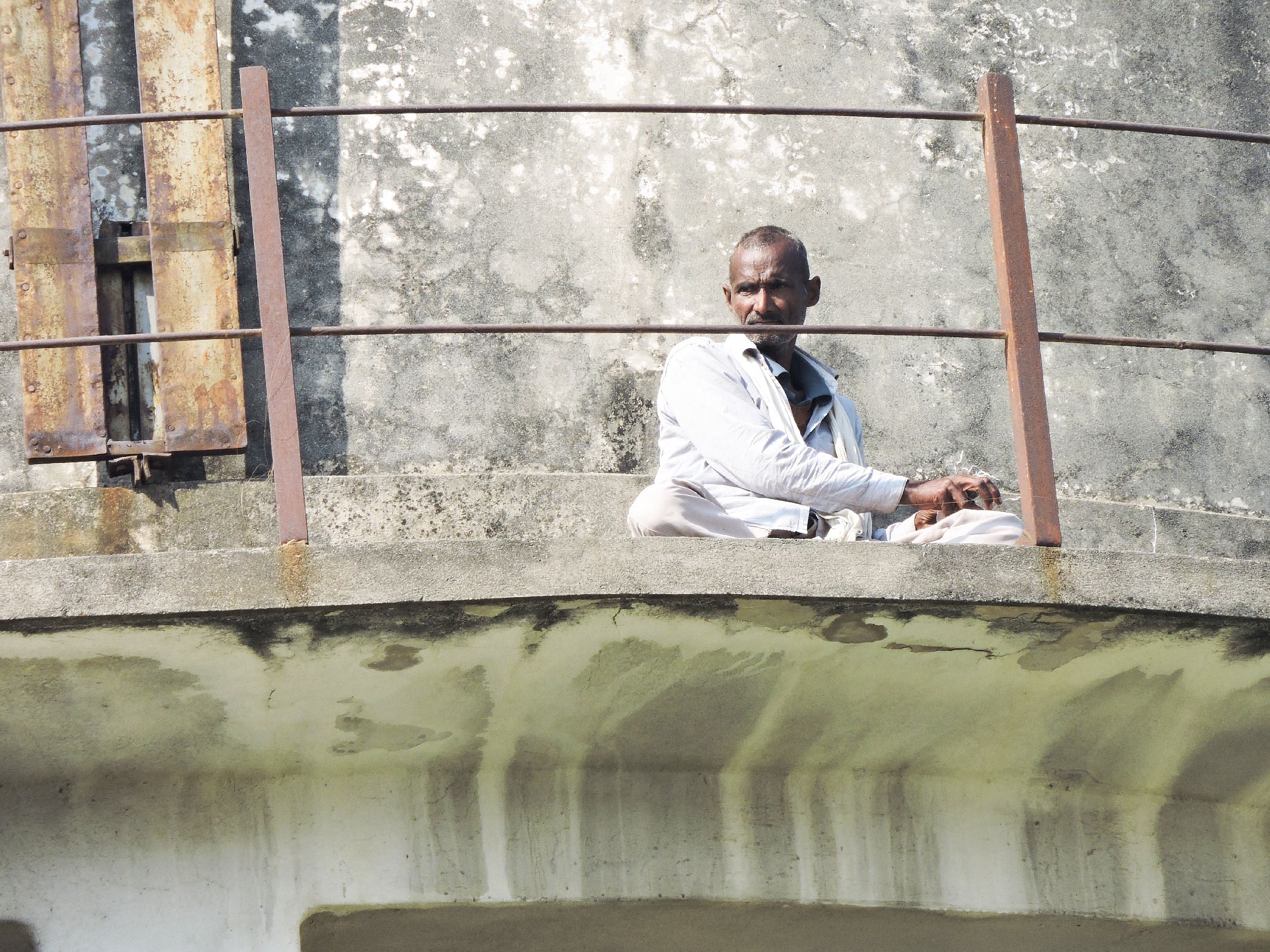 शाहजहांपुर के ओसीएफ रामलीला मैदान की पानी टंकी पर चढ़ा गंगासरन । संवाद