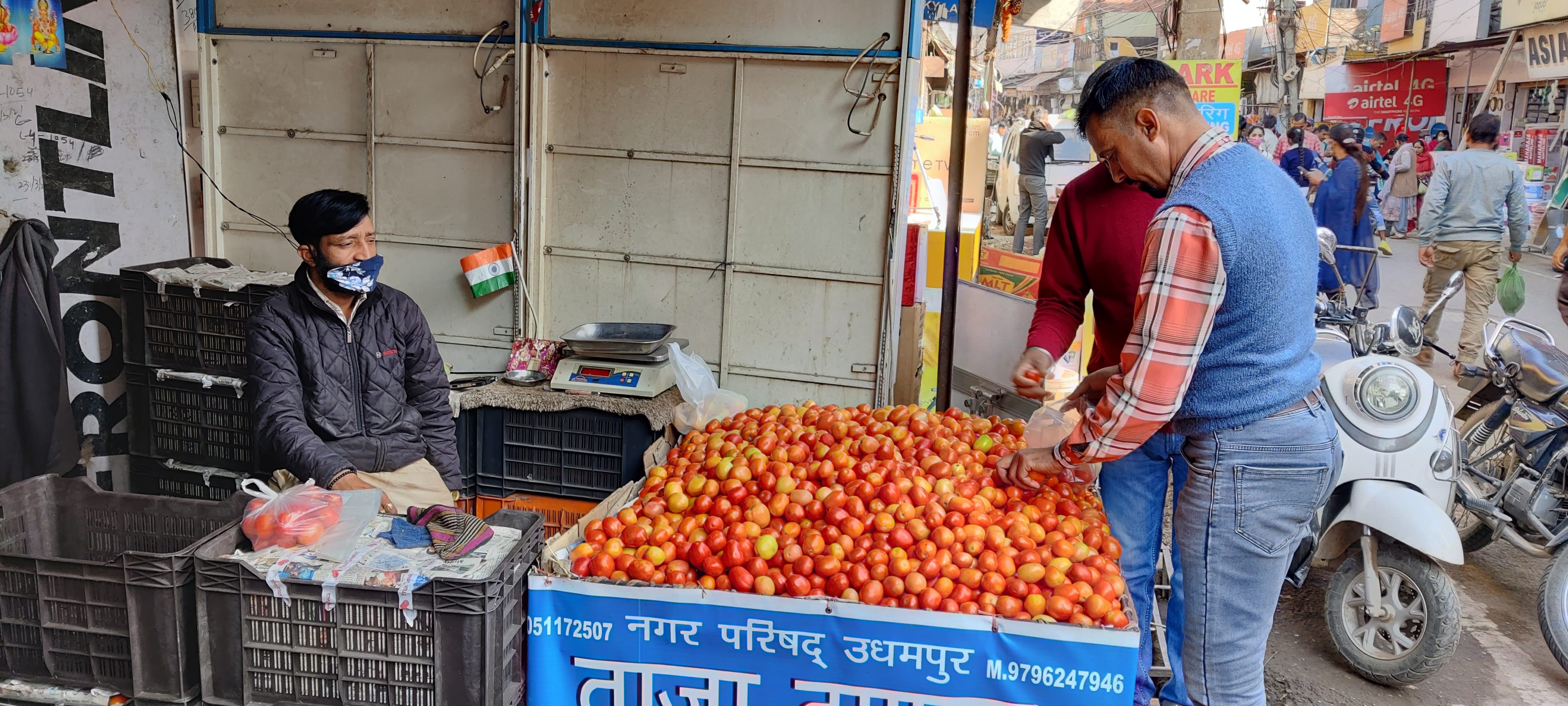 उधमपुर में टमाटर खरीदते लोग