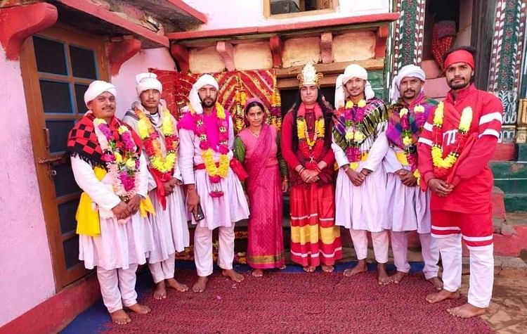 Pandav Pashwa menari dengan irama Dhol-Damaon Pandav Pashwa Menari Di Irama Dhol-damaon