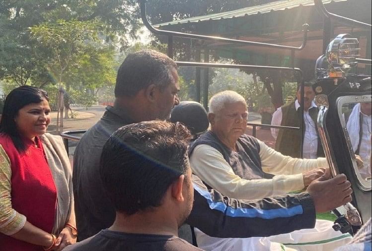 Gaya lama Lalu: Jeep lari di jalan Patna, orang kaget Lalu Prasad Yadav Dengan Gaya Lama, Kepala Rjd Mengemudikan Jeep Di Patna