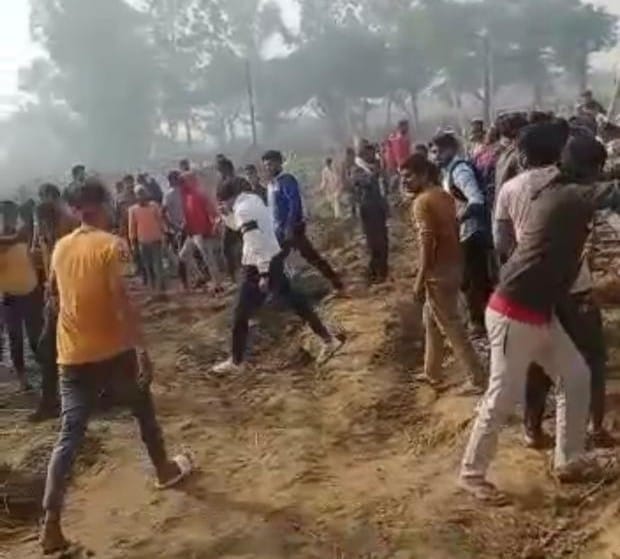 चहारदीवारी गिराने के दौरान हंगामा करते ग्रामीण।