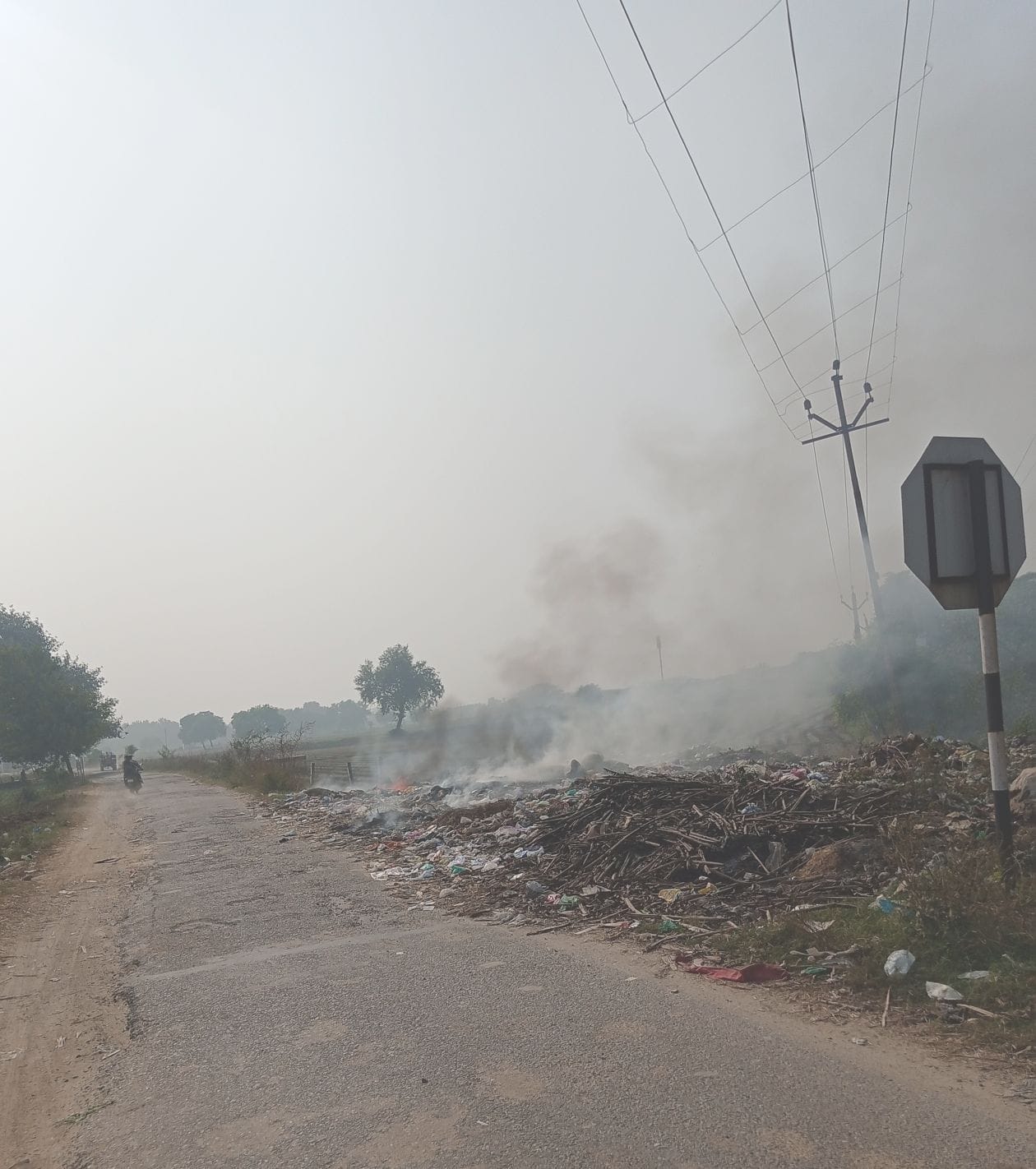 असौड़ा रोड पर कूड़े में लगी आग असौड़ा रोड पर कूड़े में लगी आग