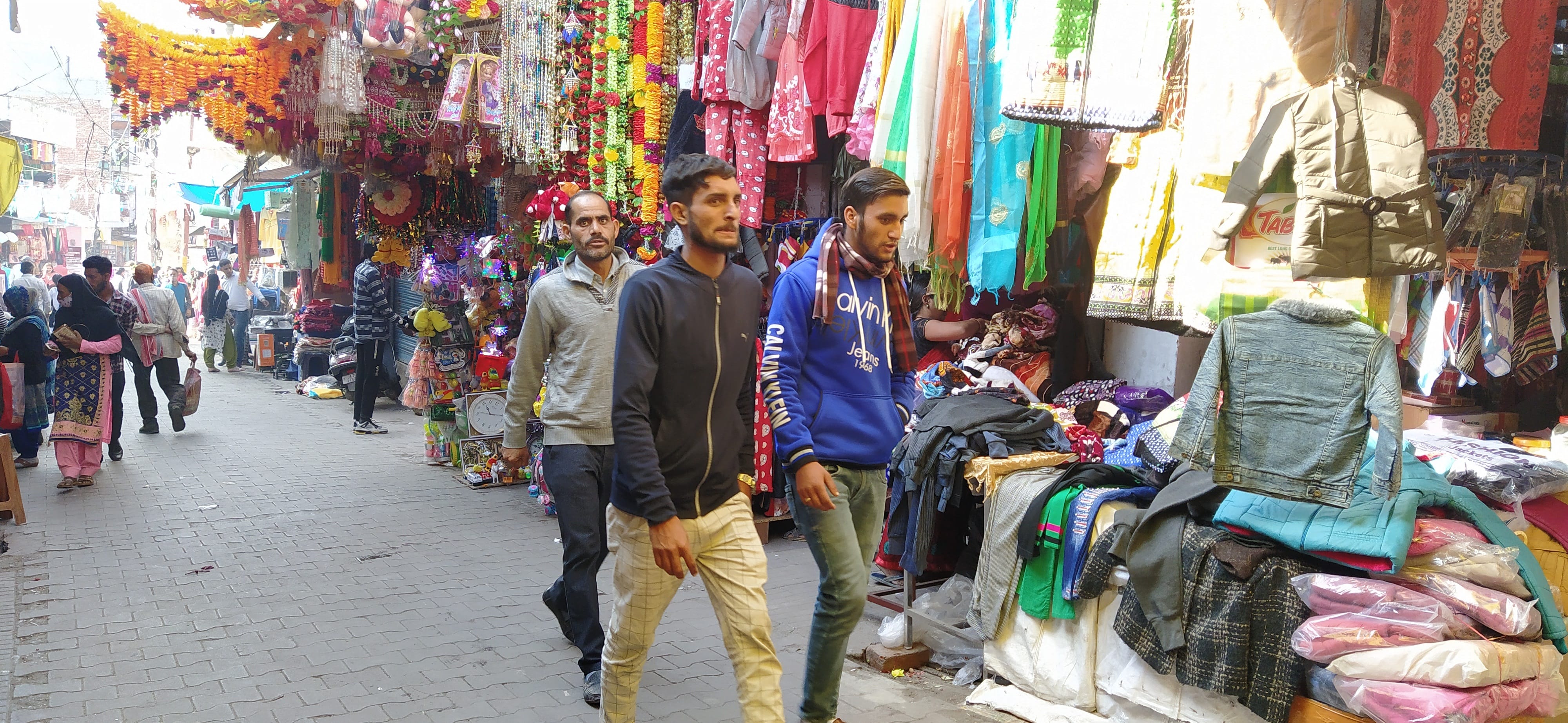 मुख्य बाजार में बिना मास्क के धूम रहे कुछ युवा। मुख्य बाजार में बिना मास्क के धूम रहे कुछ युवा।