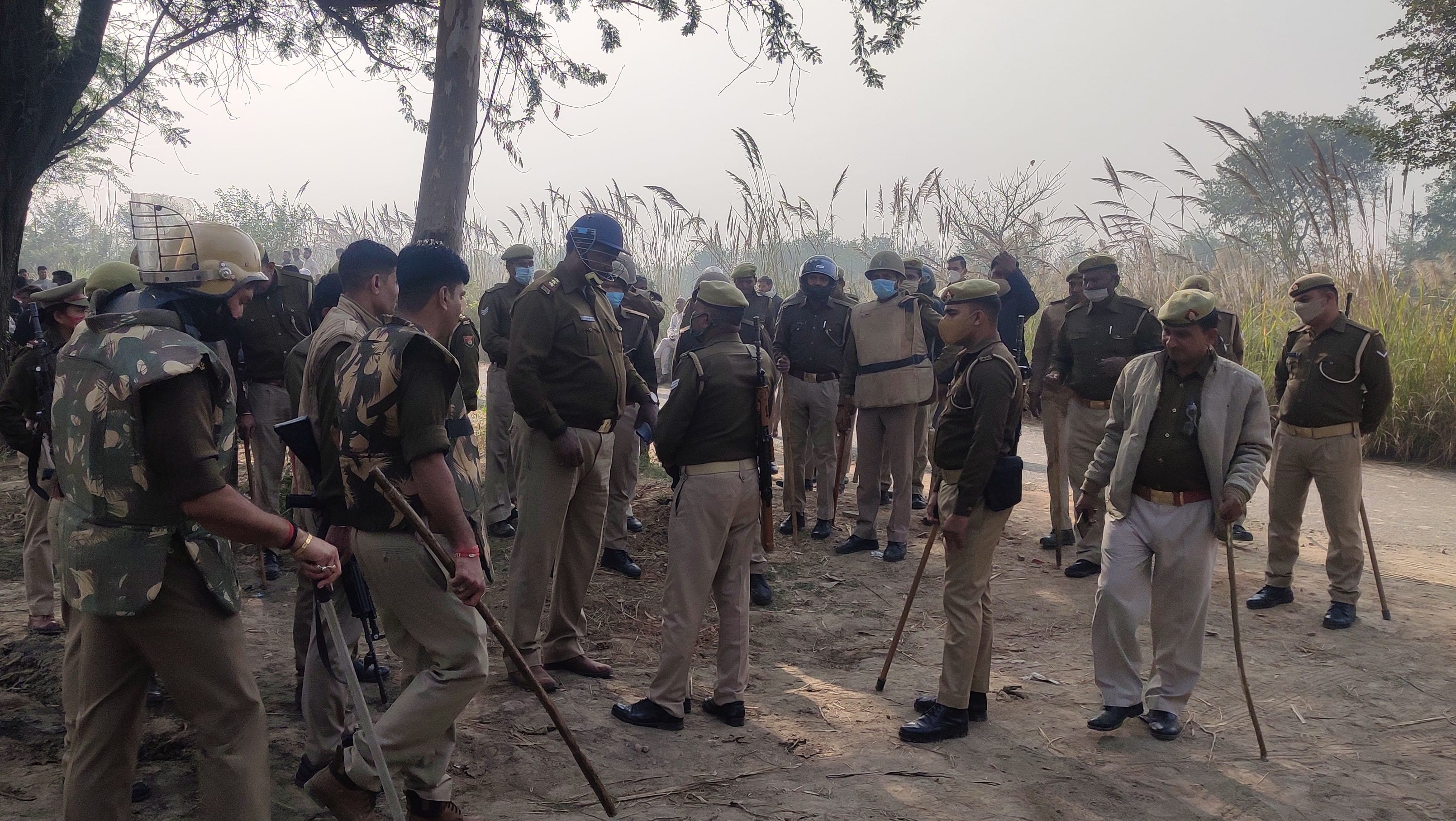 तोड़फोड़ के बाद डंपिंग ग्राउंड पर तैनात पुलिस फोर्स।