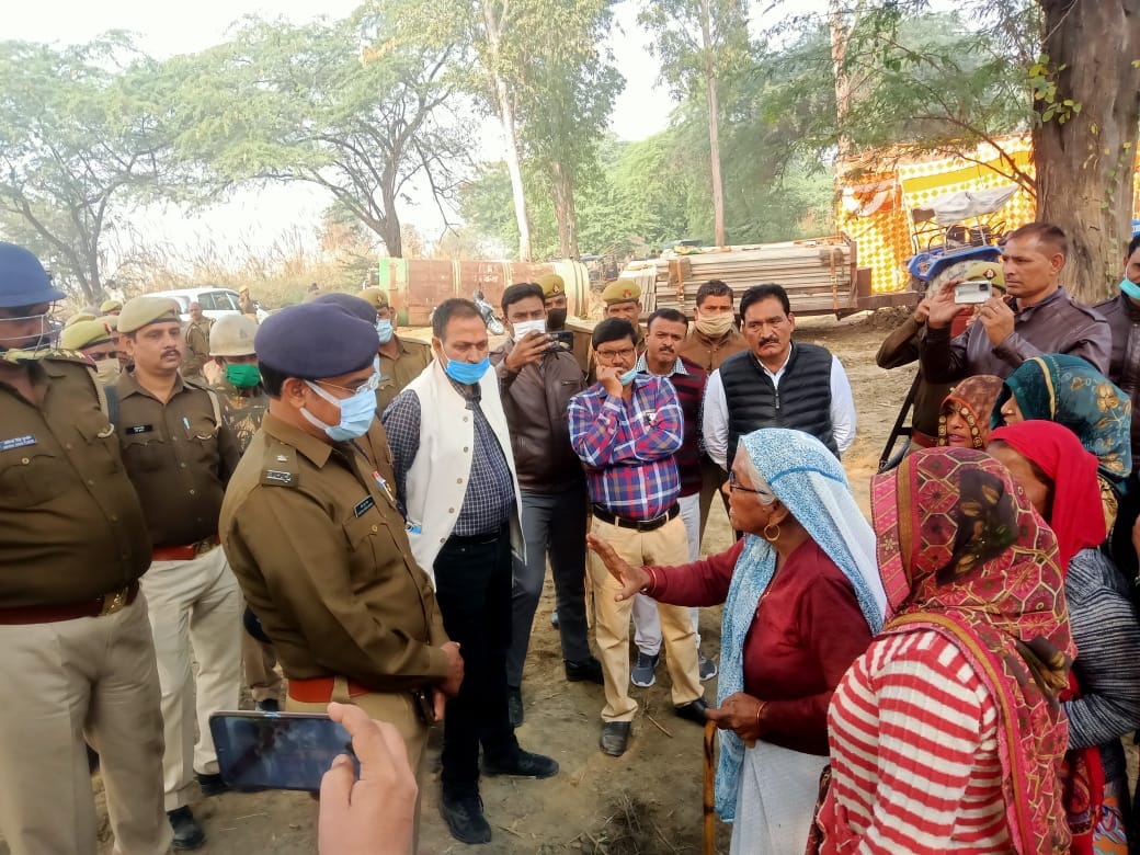एएसपी से नौकझोक करती महिला कुशम तोमर।