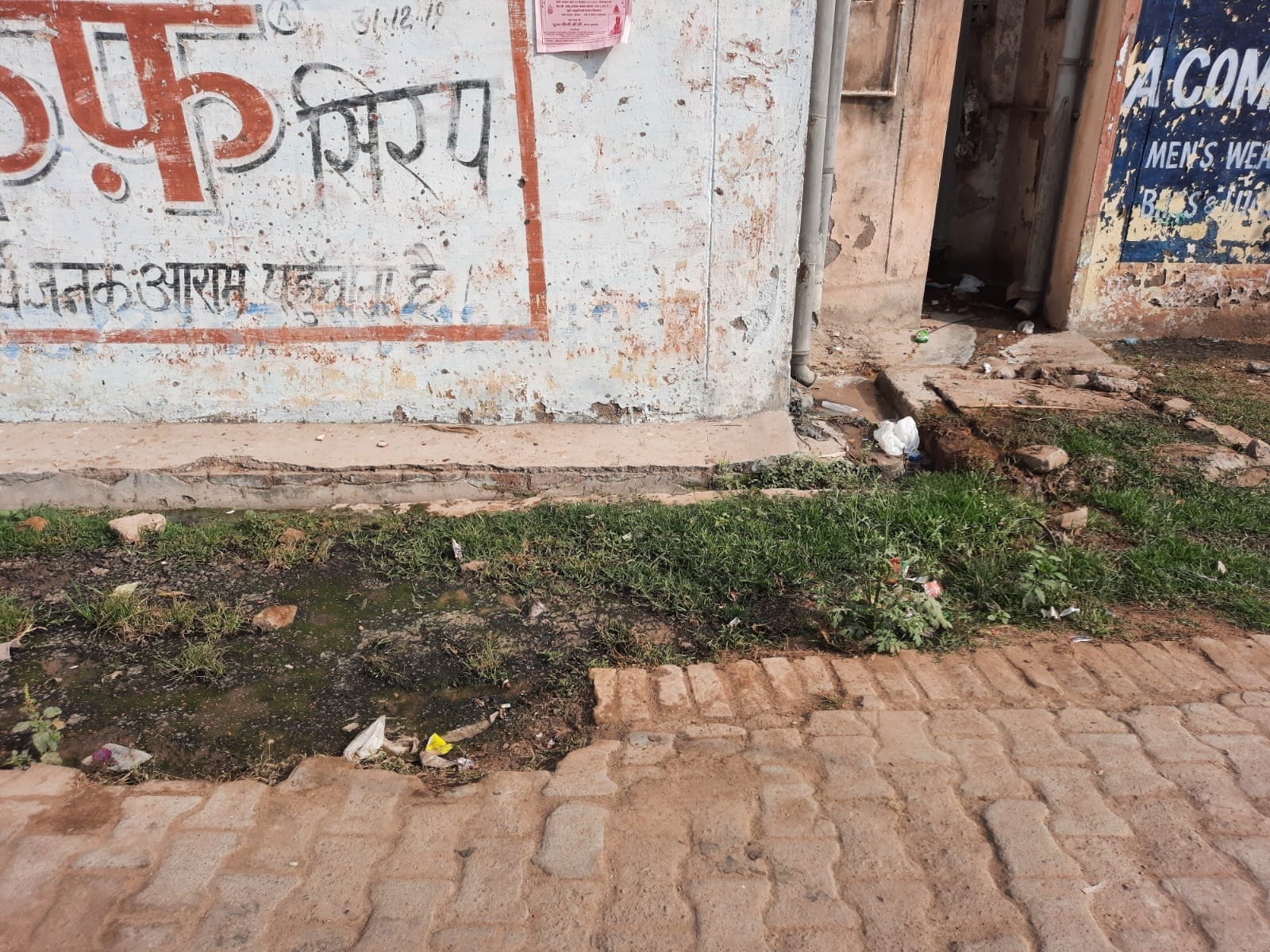कॉलोनी के मुख्य मार्ग के बगल में सीवर से निकली जमा गंदगी कॉलोनी के मुख्य मार्ग के बगल में सीवर से निकली जमा गंदगी