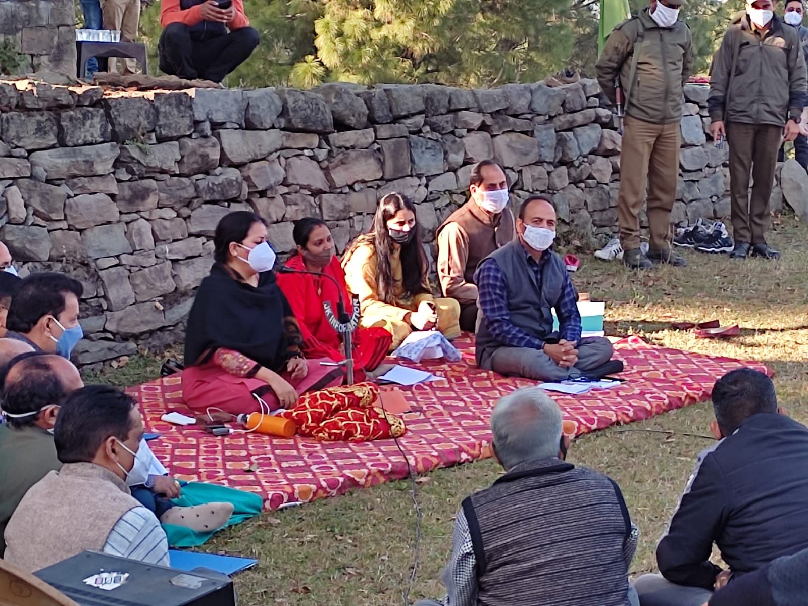 DC dan penduduk desa hadir dalam program block day yang diselenggarakan di blok Parli Dhar Ramnagar tehsil DC dan penduduk desa hadir dalam program block day yang diselenggarakan di blok Parli Dhar Ramnagar tehsil