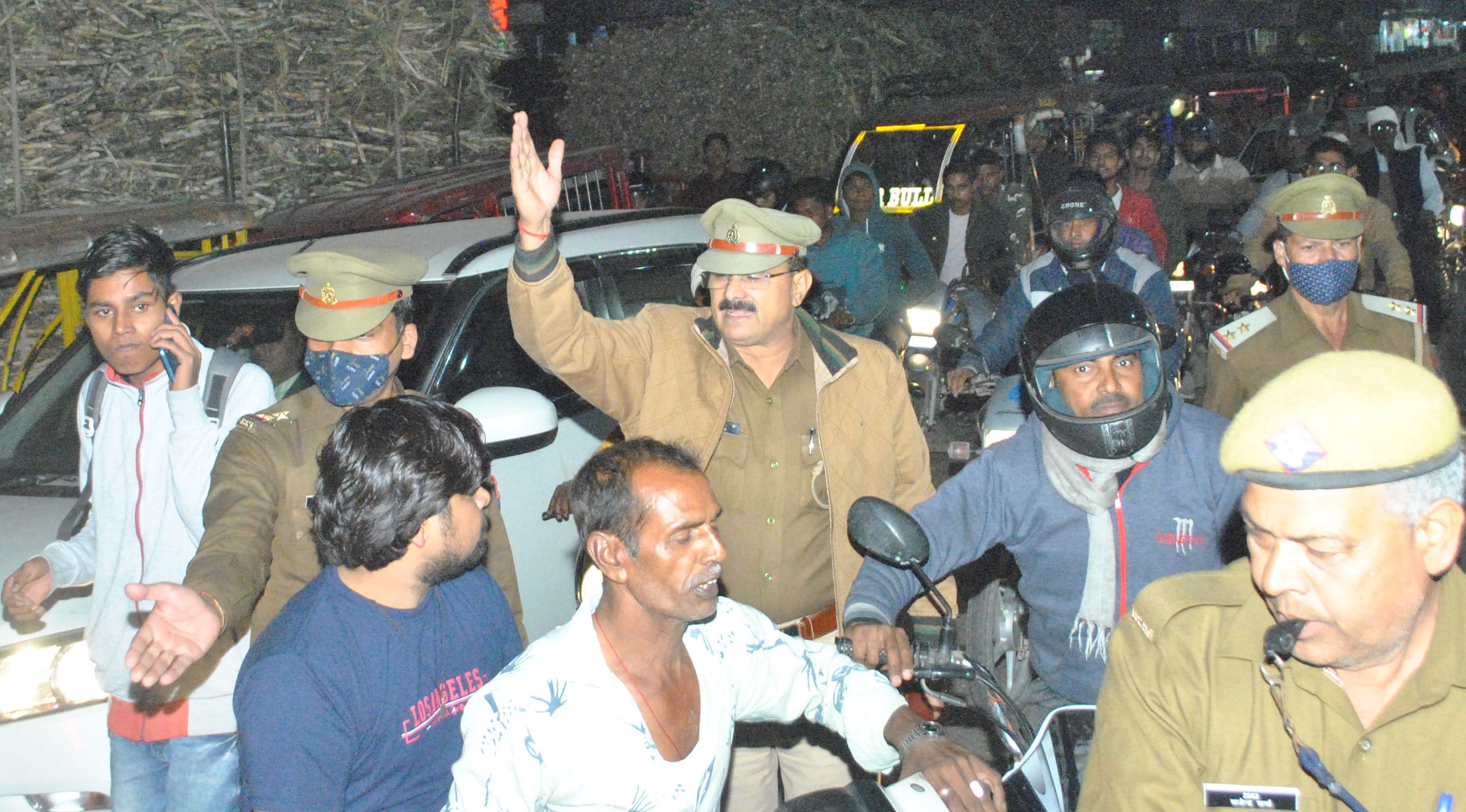 शामली टैक्टर ट्रॉलियो से लगे जाम को खुलवाते कोतवाली प्रभारी यशपाल सिंह शामली टैक्टर ट्रॉलियो से लगे जाम को खुलवाते कोतवाली प्रभारी यशपाल सिंह