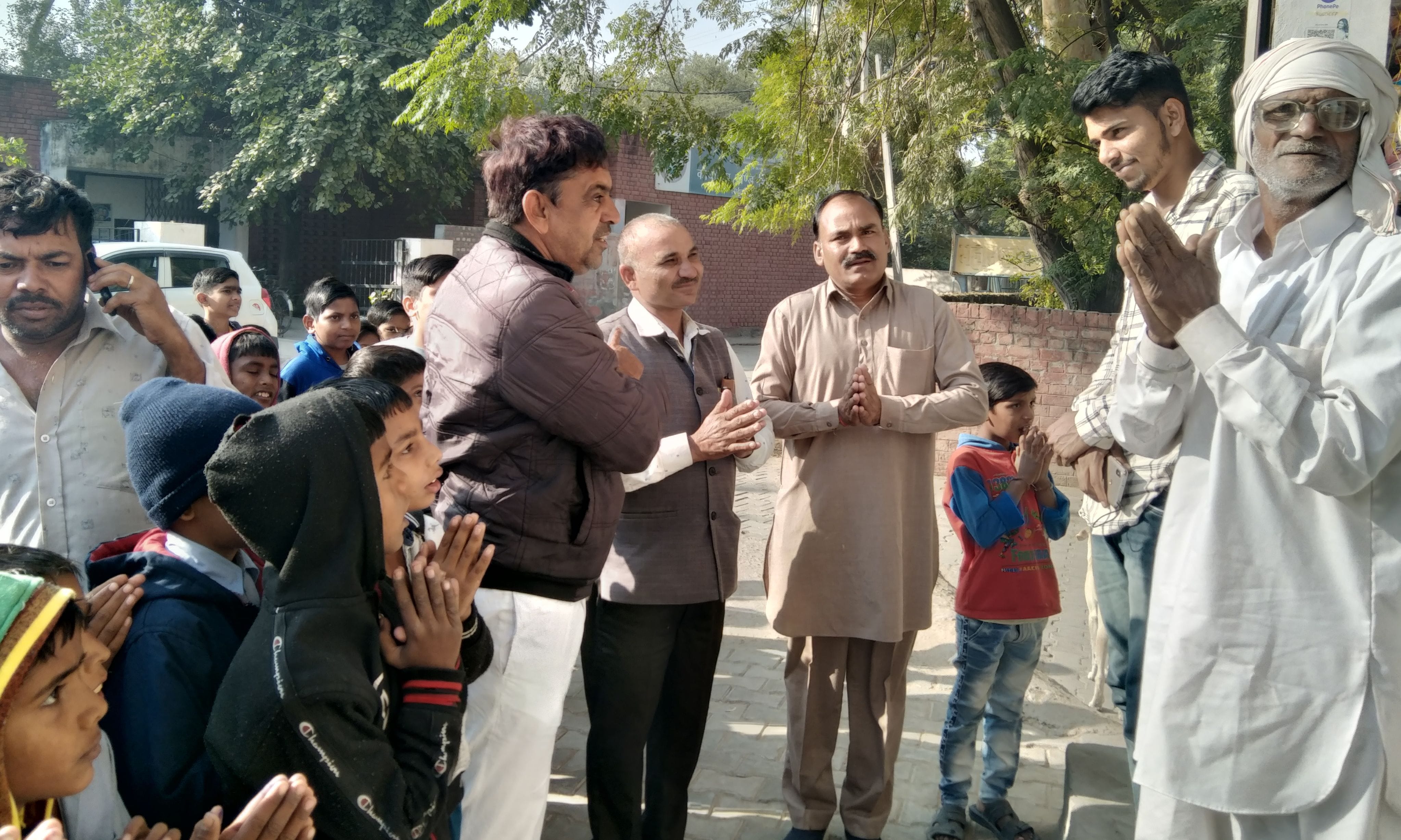 -क्षेत्रवासियों से कूड़ा का ढेर न लगाने के लिए अपील करते नपा चेयरमैन सुरेश खटक। संवाद