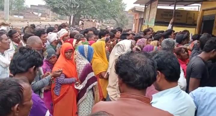 पुलवारा में खाद के लिए लगी भीड़ पुलवारा में खाद के लिए लगी भीड़