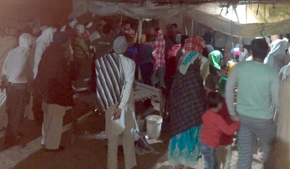 शामली क्षेत्र के गांव कुडाना में मृतक पशुओ के देखने के लिये ग्रामिणो की भीड शामली क्षेत्र के गांव कुडाना में मृतक पशुओ के देखने के लिये ग्रामिणो की भीड