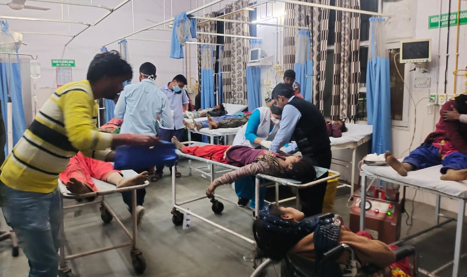 ट्रामा सेंटर में घायलों का उपचार करते चिकित्सक। ट्रामा सेंटर में घायलों का उपचार करते चिकित्सक।