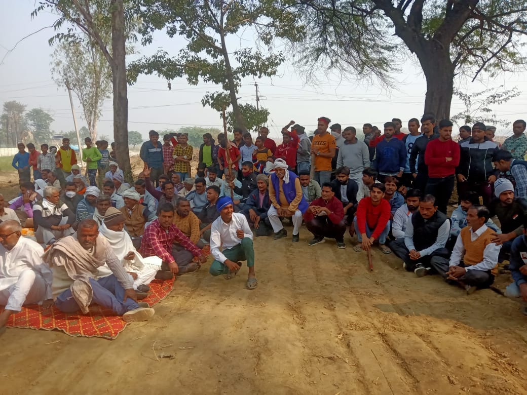 डंपिंग ग्राउंड स्थल पर धरना देकर बैठे ग्रामीण।