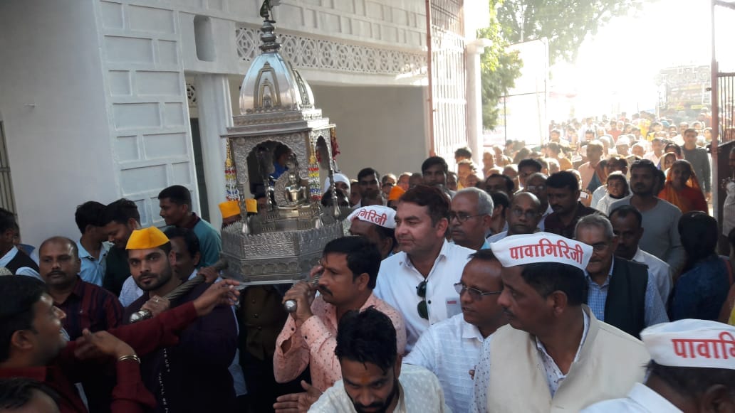कैप्सन -1- कार्यक्रम में मौजूद श्रद्धालु 2 - विमान ले जाते श्रद्धालु कैप्सन -1- कार्यक्रम में मौजूद श्रद्धालु 2 - विमान ले जाते श्रद्धालु