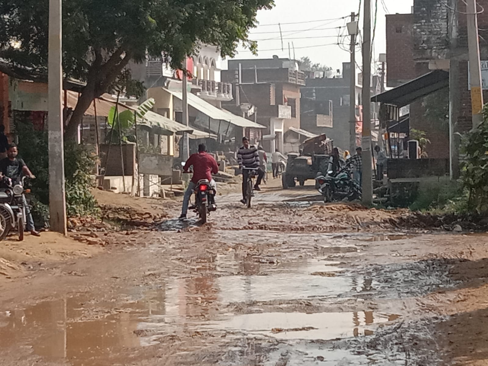 फोटो संख्या 32- नवादा खुर्द कला मार्ग में गड्ढे ही गड्ढे