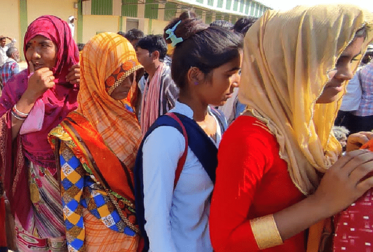 Krisis pupuk semakin dalam di Madhya Pradesh: Gadis-gadis meninggalkan barisan perguruan tinggi untuk mendapatkan pupuk Krisis Pupuk Mendalam di Madhya Pradesh: Anak Perempuan Meninggalkan Perguruan Tinggi Untuk Mendapatkan Pupuk