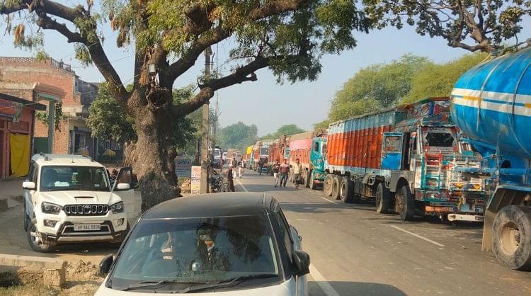 Bourrage sur la route Mahewaghat-muratganj après la collision de camions
