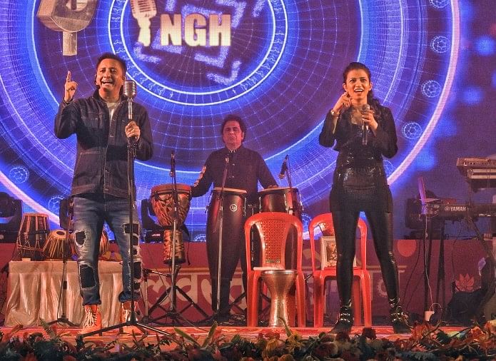 Madhavi tercengang begitu dia naik ke panggung di Festival Kapilvastu Madhavi Tercengang Begitu Dia Datang Di Atas Panggung Di Festival Kapilvastu