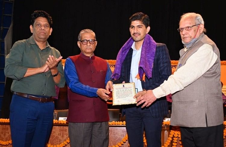 Penyair muda Utkarsh menerima penghargaan di Lucknow Penyair Muda Utkarsh Menerima Penghargaan Di Lucknow
