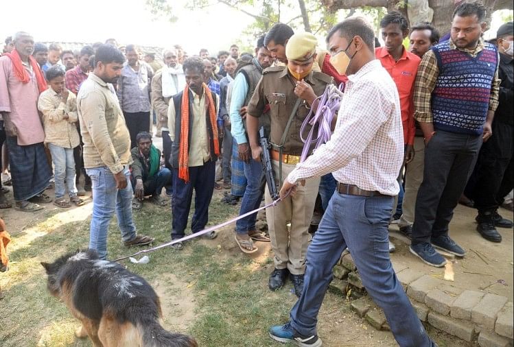 Prayagraj News :  पुलिस ने खोजी कुत्ते के माध्यम से छानबीन की।
