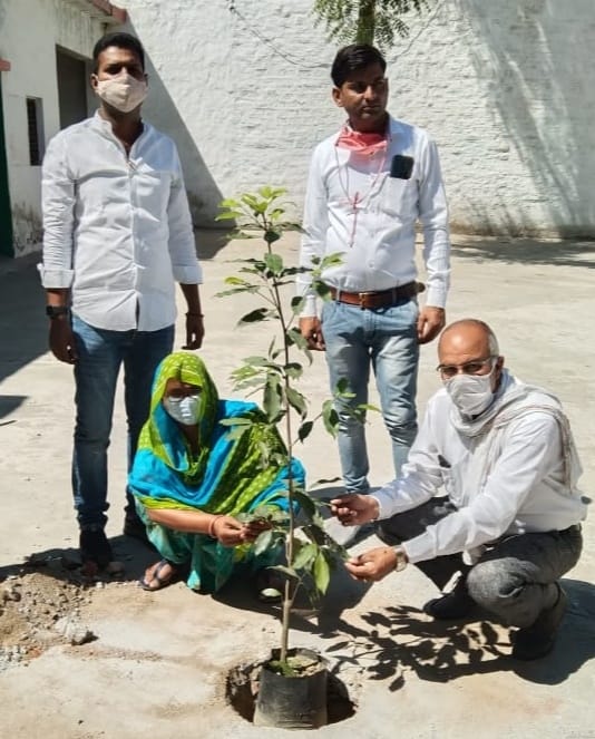 पौधारोपण करती ग्राम प्रधान सविता