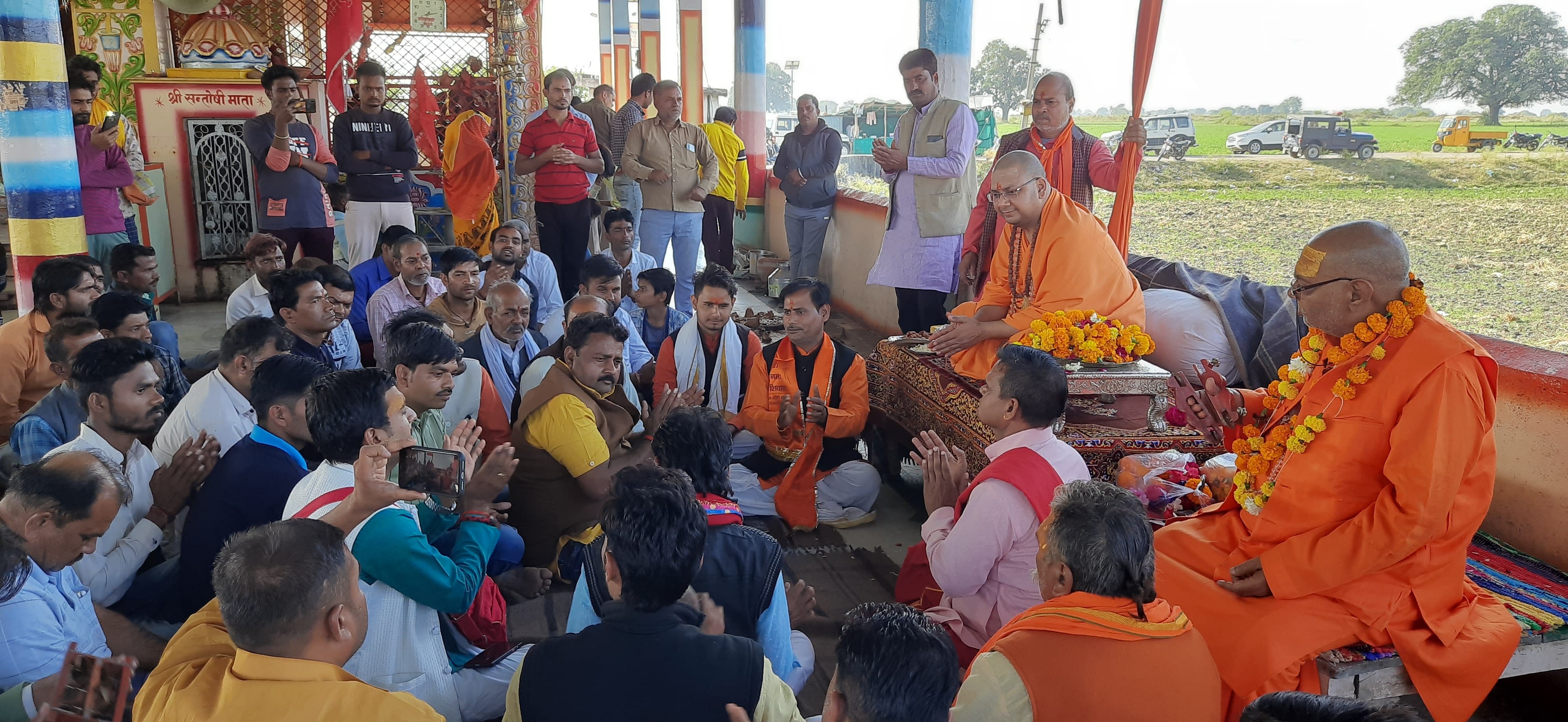 अंजनी माता मंदिर में भक्तो को आशीर्वाद देते  पीठाधीश्वर शंकराचार्य महाराज